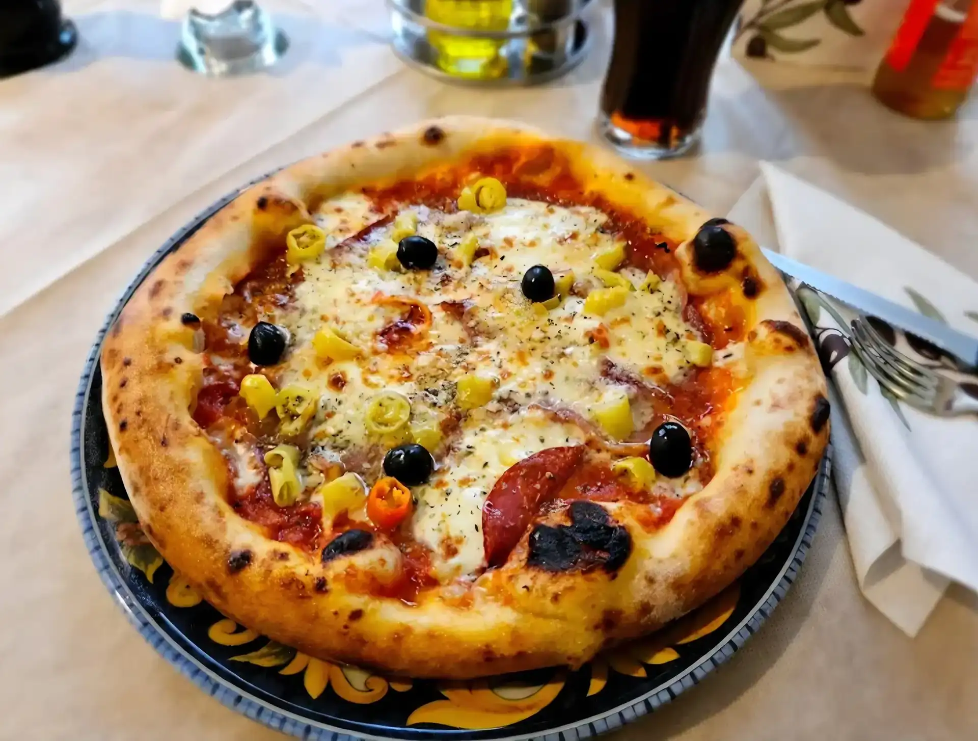 Napoletanische Pizza auf einem Teller