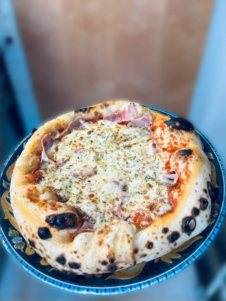 Napoletanische Pizza auf einem Teller zubereitet