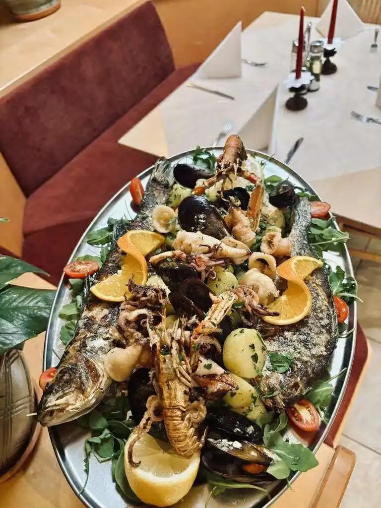 Meeresfrüchte & Fisch auf einem Teller zubereitet