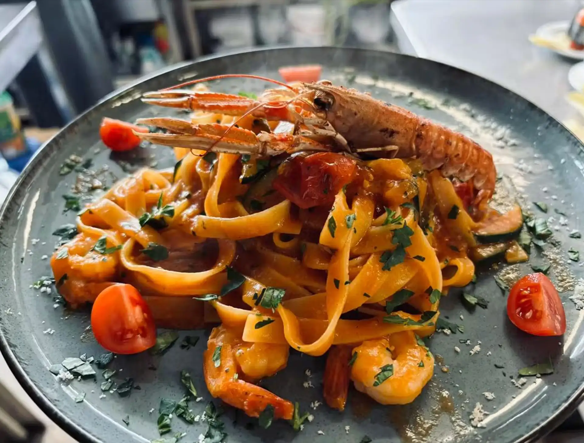 Meeresfrüchtepasta auf einem Teller zubereitet